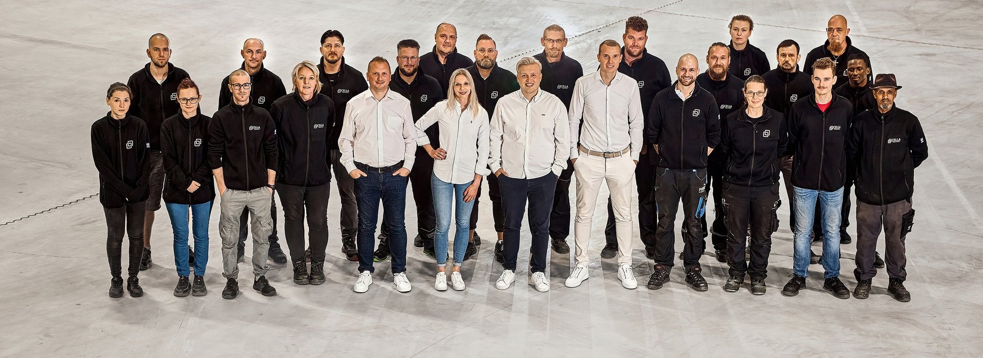 Teamfoto der Cella Warehouse Family in der Logistikhalle 