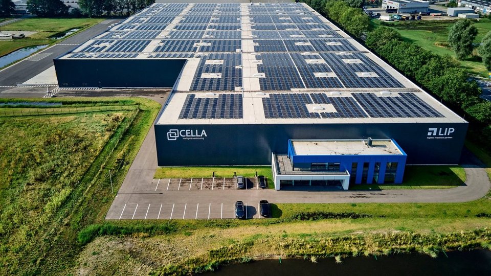 Außenansicht des Cella-Logistikzentrums in Meppen mit Photovoltaik auf dem Dach